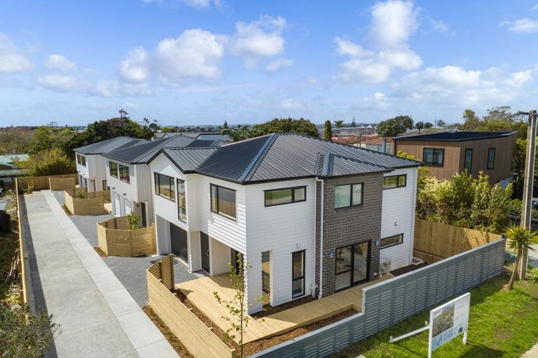 Photo of property in 13a Renata Crescent, Te Atatu Peninsula, Auckland, 0610