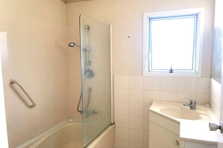 Photo of property in 1 Calman Place, Chatswood, Auckland, 0626