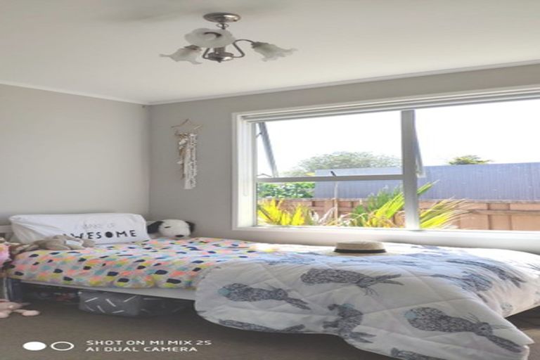Photo of property in 15 Kelman Road, Kelston, Auckland, 0602