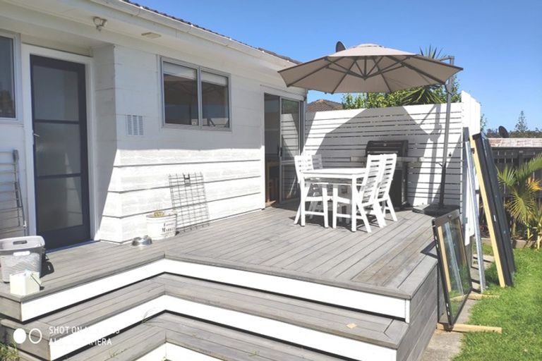 Photo of property in 15 Kelman Road, Kelston, Auckland, 0602