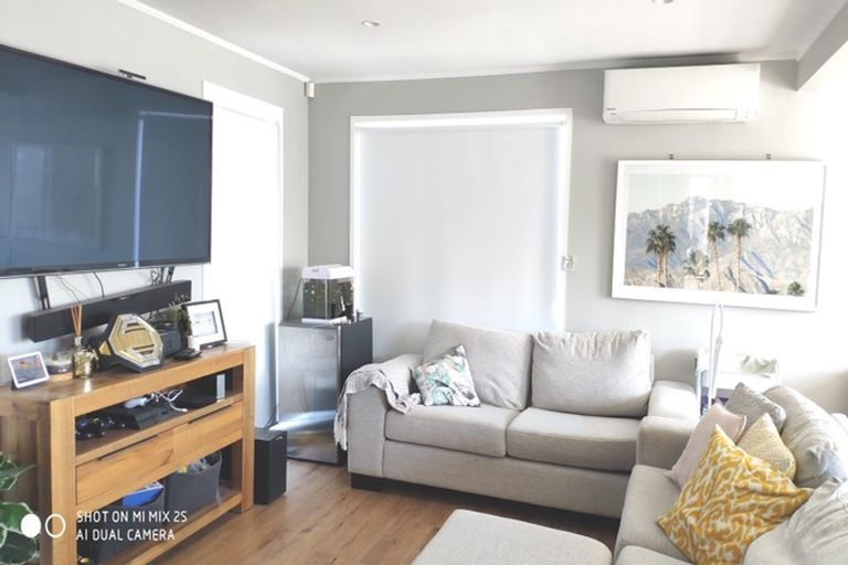 Photo of property in 15 Kelman Road, Kelston, Auckland, 0602