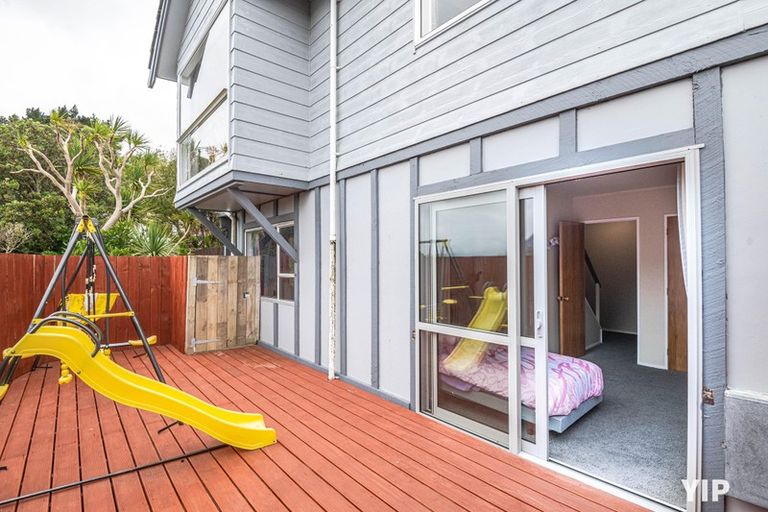 Photo of property in 52 Colchester Crescent, Newlands, Wellington, 6037