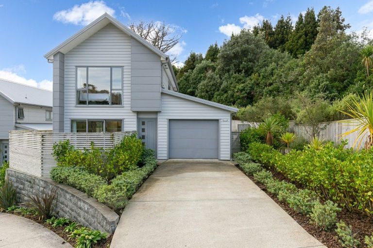 Photo of property in 2 Brindle Way, Newlands, Wellington, 6037