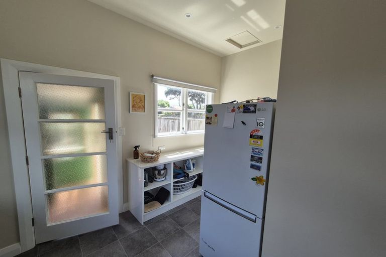 Photo of property in 17 Apu Crescent, Lyall Bay, Wellington, 6022