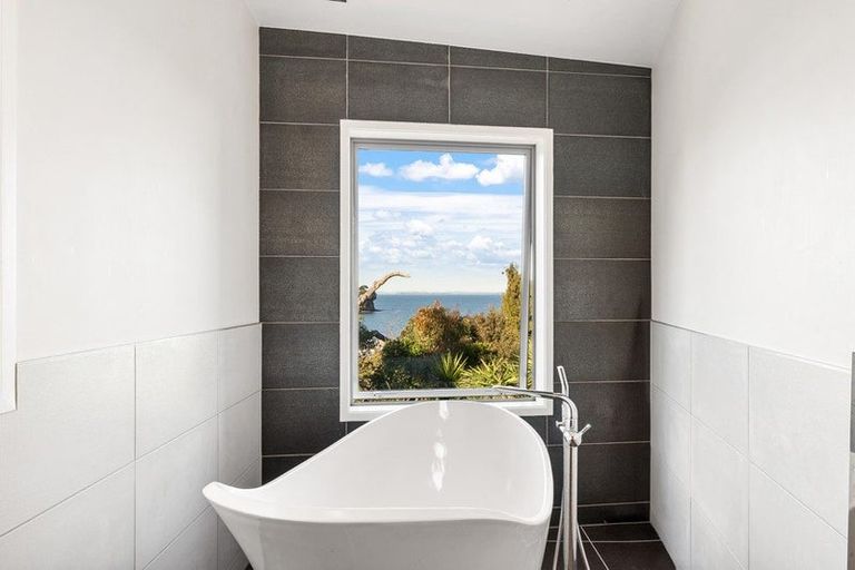 Photo of property in 30c Wade River Road, Stanmore Bay, Whangaparaoa, 0932