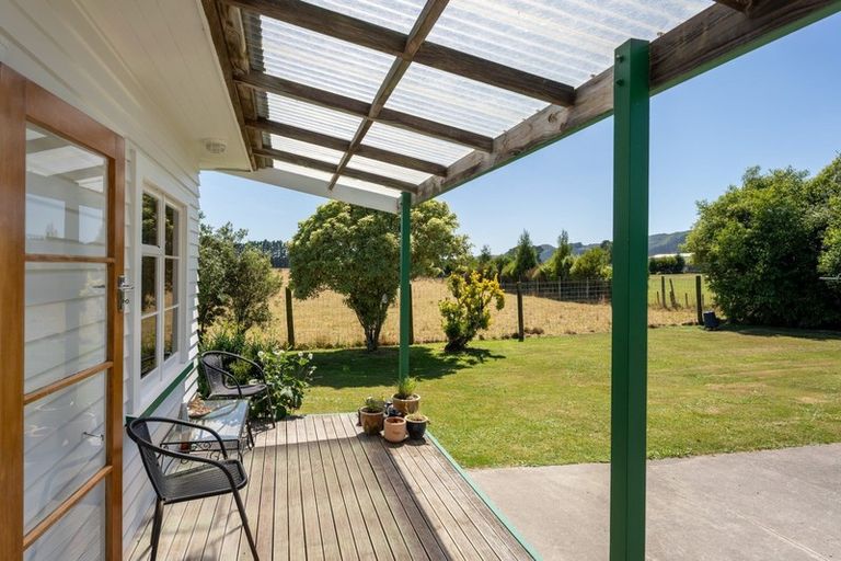 Photo of property in 35 North Manakau Road, Manakau, Levin, 5573