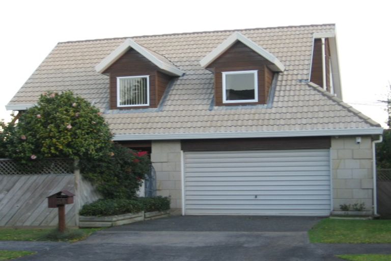 Photo of property in 2/4 Glucina Avenue, West Harbour, Auckland, 0618