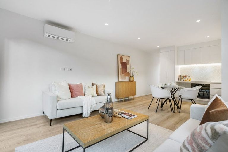 Photo of property in 43 Oteha Valley Road, Northcross, Auckland, 0632