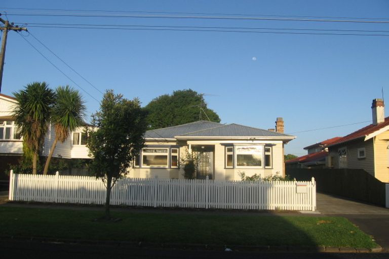 Photo of property in 57 Winstone Road, Mount Roskill, Auckland, 1041