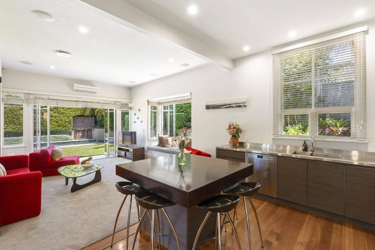 Photo of property in 19 Maritime Terrace, Birkenhead, Auckland, 0626