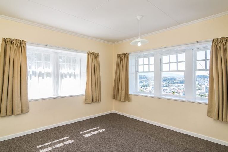 Photo of property in 118 Kelburn Parade, Kelburn, Wellington, 6012