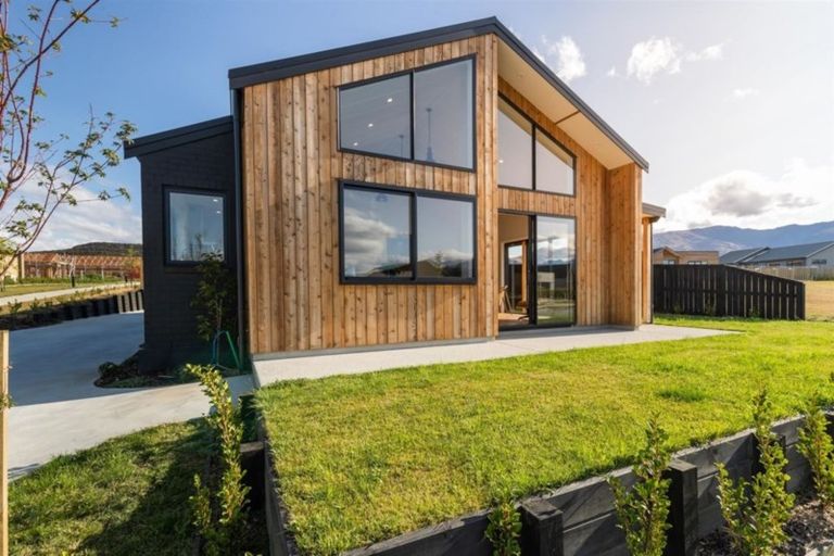 Photo of property in 17 Obelisk Street, Wanaka, 9305