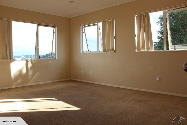 Photo of property in 4 Trotting Terrace, Fairview Heights, Auckland, 0632