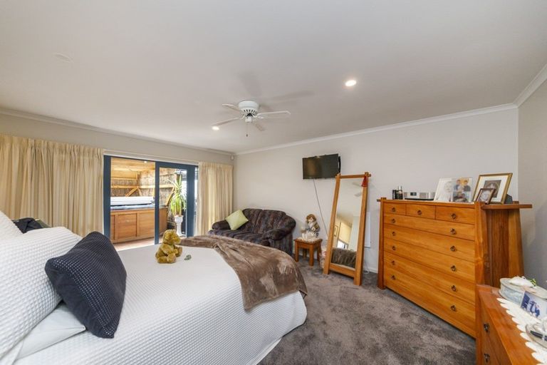 Photo of property in 64 Royal Oak Drive, Kelvin Grove, Palmerston North, 4414