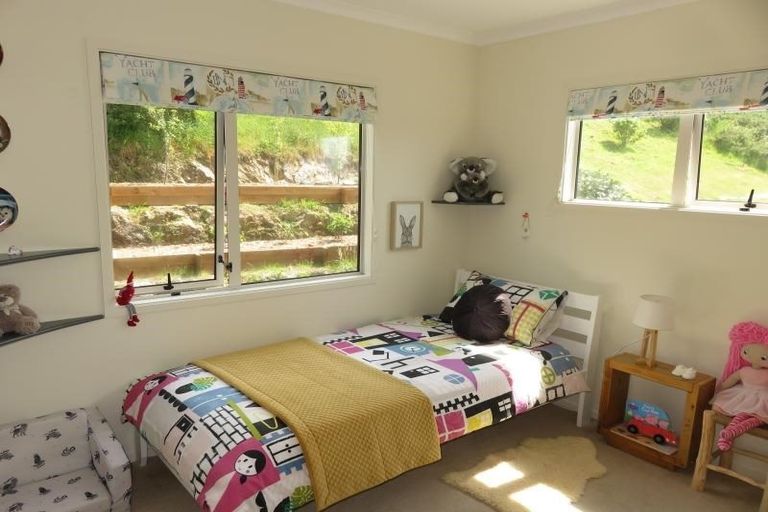 Photo of property in 49 Dress Circle, Newlands, Wellington, 6037