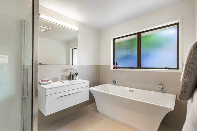 Photo of property in 1b Burford Place, Mellons Bay, Auckland, 2014