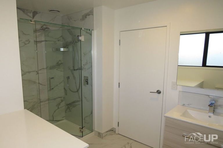 Photo of property in 9/10 Wilsher Crescent, Henderson, Auckland, 0612