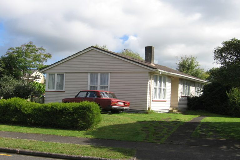 Photo of property in 6 Gwendoline Avenue, Te Atatu Peninsula, Auckland, 0610