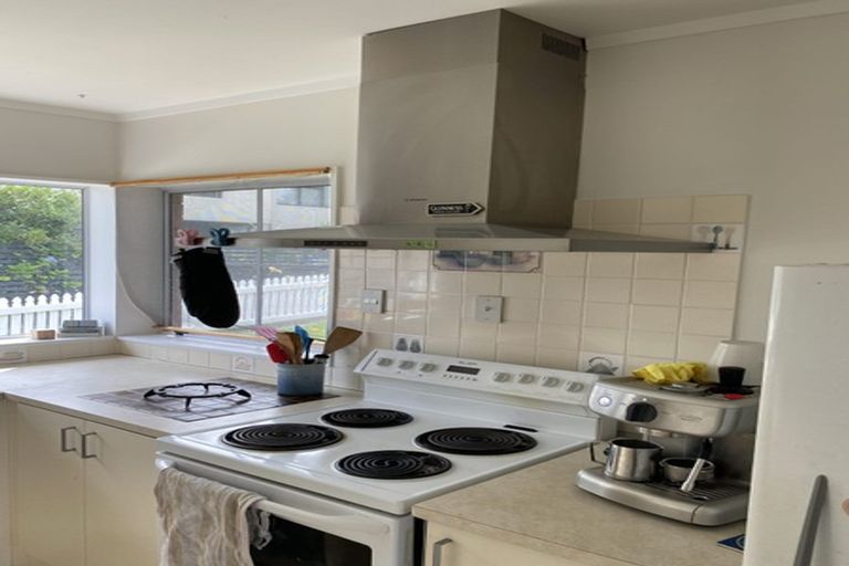 Photo of property in 1/71 Browns Bay Road, Browns Bay, Auckland, 0630