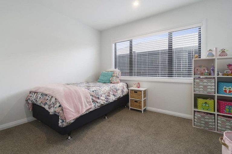 Photo of property in 22 Sir Lincoln Drive, Kumeu, 0810