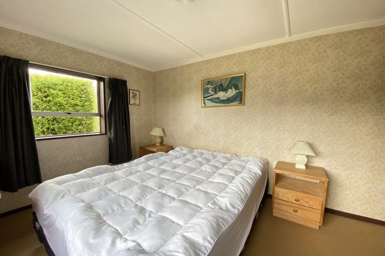 Photo of property in 35 Cedar Drive, Kelvin Heights, Queenstown, 9300