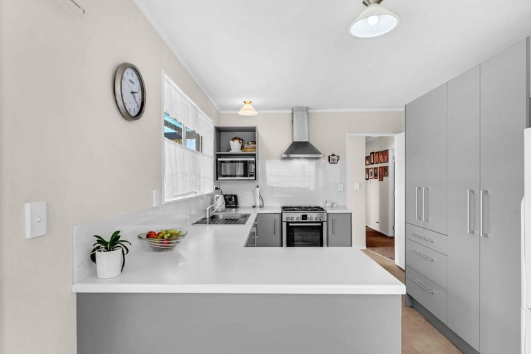 Photo of property in 5 Kirrama Place, Conifer Grove, Takanini, 2112