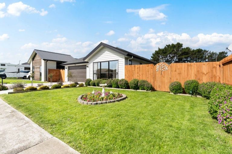 Photo of property in 24 Opouatu Avenue, Glenbrook, Waiuku, 2681