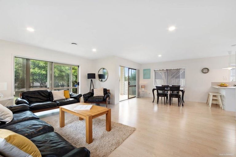 Photo of property in 626d Beach Road, Browns Bay, Auckland, 0630