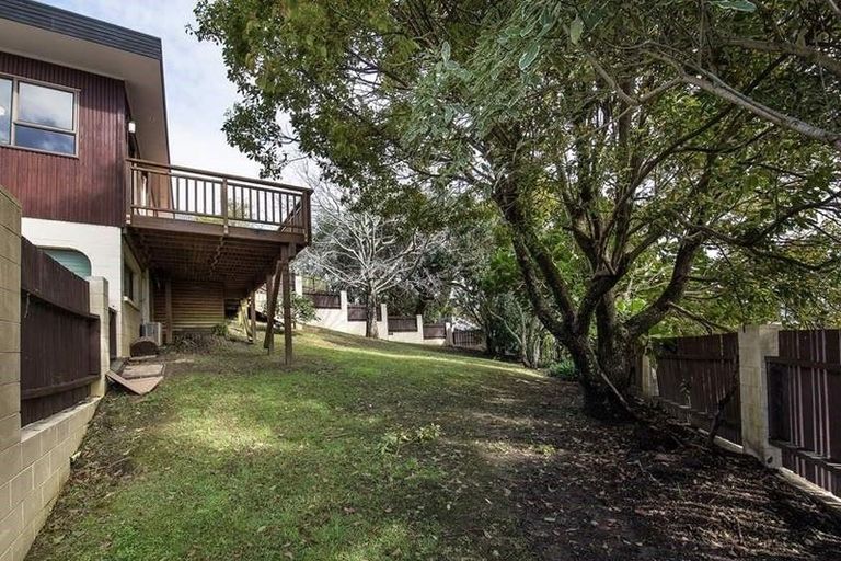 Photo of property in 1 Lynngate Place, Hillcrest, Auckland, 0627