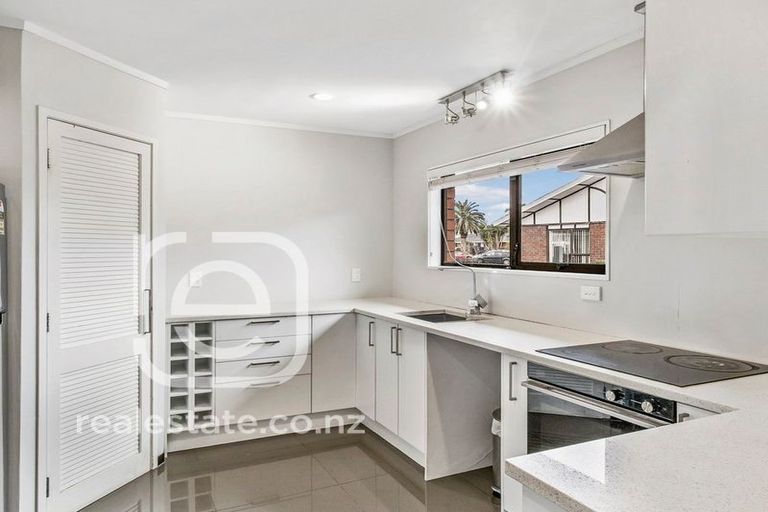 Photo of property in 2/10 Tulloch Place, Conifer Grove, Takanini, 2112