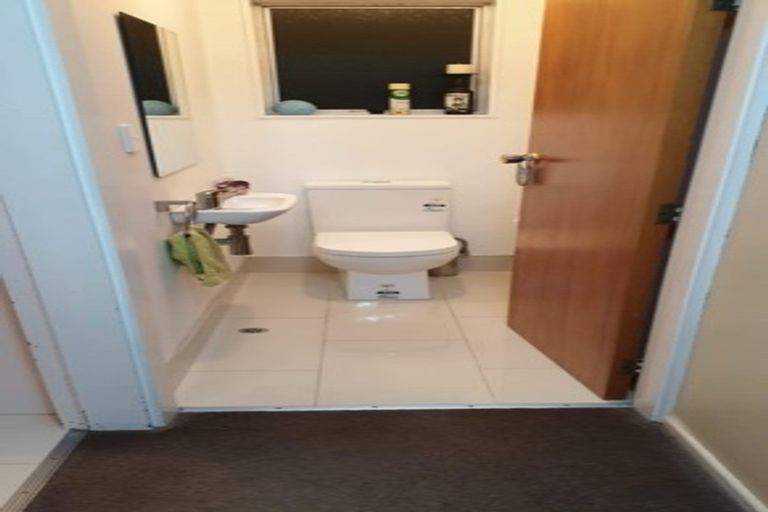 Photo of property in 32 Glanmire Road, Newlands, Wellington, 6037