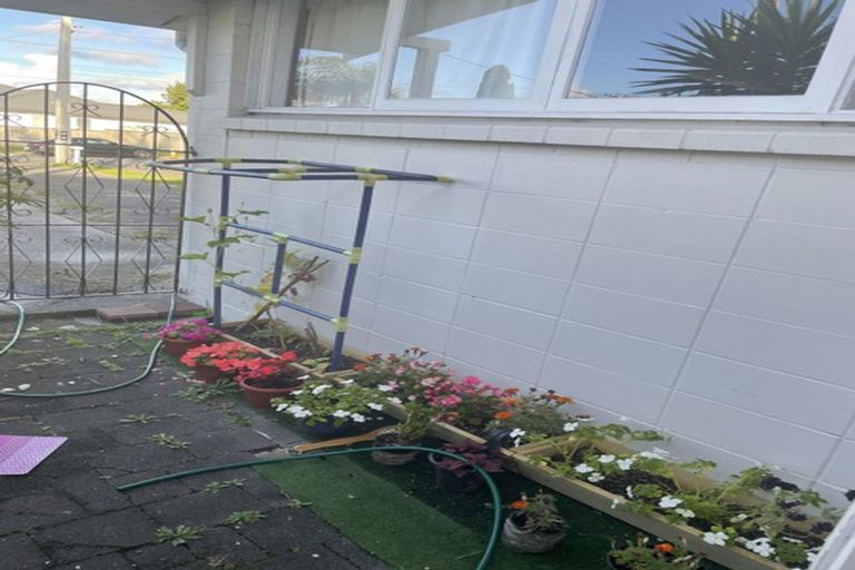 Photo of property in 24 Tiri Tiri Road, Birkdale, Auckland, 0626