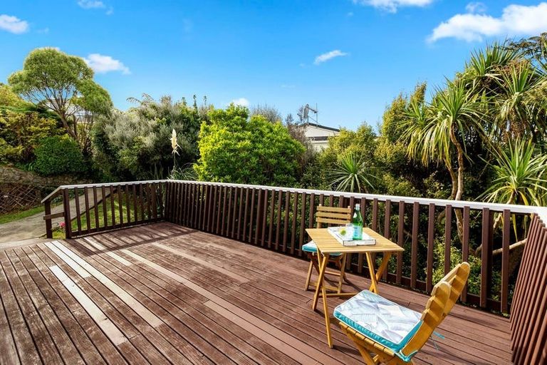 Photo of property in 28a Cheltenham Terrace, Newlands, Wellington, 6037