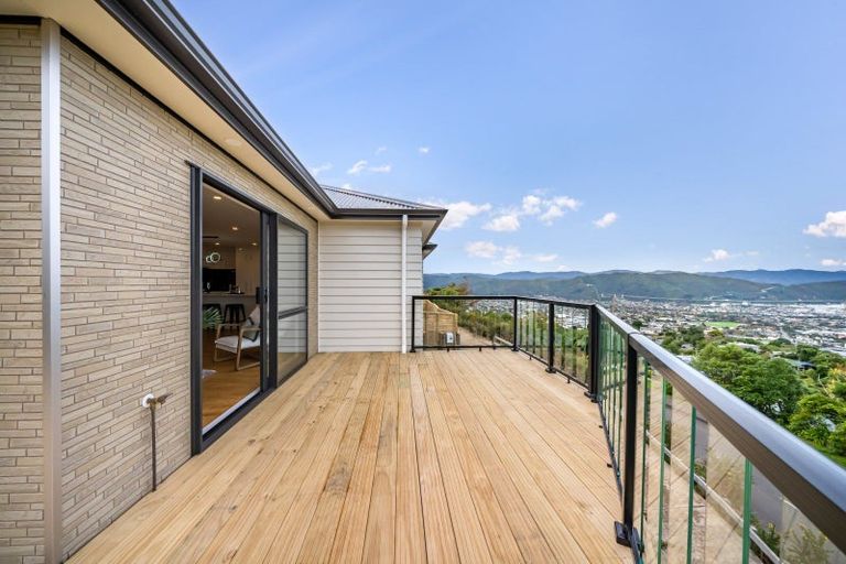 Photo of property in 14 Poto Road, Normandale, Lower Hutt, 5010