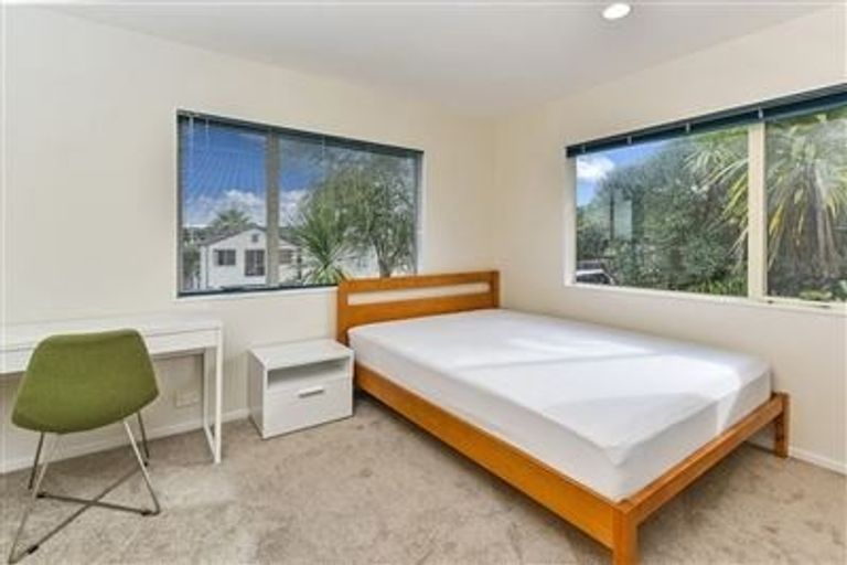 Photo of property in 2/26 Dallinghoe Crescent, Milford, Auckland, 0620