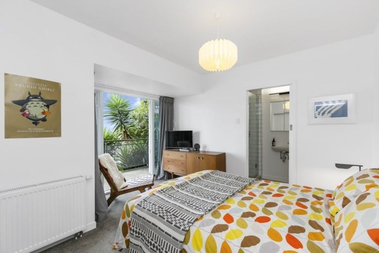 Photo of property in 11 Fortification Road, Karaka Bays, Wellington, 6022