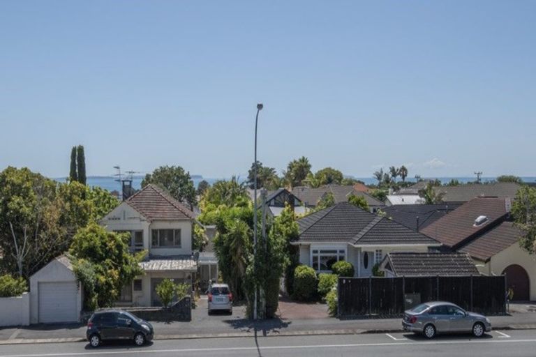 Photo of property in 104 Kitchener Road, Milford, Auckland, 0620