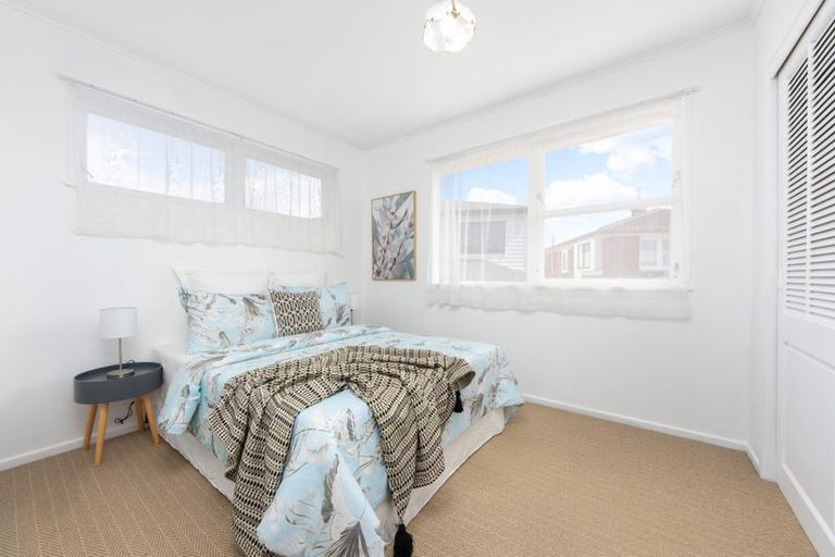 Photo of property in 12 Ashbourne Place, Glendene, Auckland, 0602