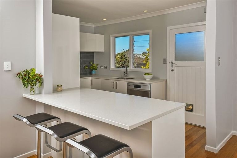 Photo of property in 2/284 East Coast Road, Forrest Hill, Auckland, 0620