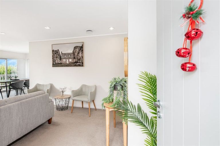 Photo of property in 13a Jenelin Road, Glendene, Auckland, 0602