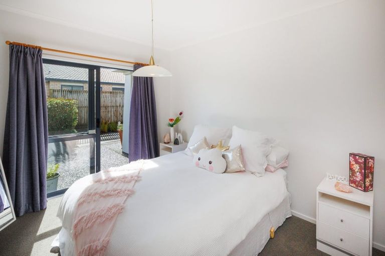 Photo of property in 1 Sycamore Crescent, Fitzherbert, Palmerston North, 4410