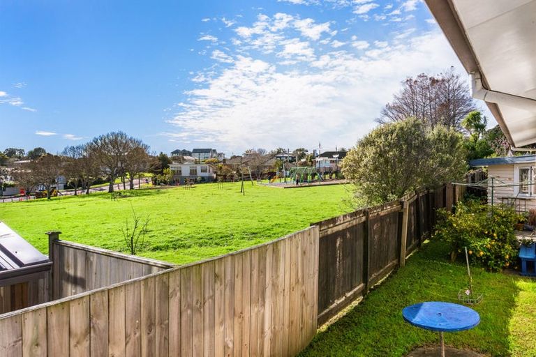 Photo of property in 2/30 Fraser Road, Narrow Neck, Auckland, 0624