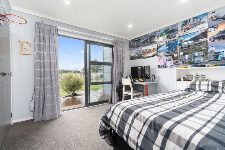 Photo of property in 7 Takahe Drive, Carterton, 5713