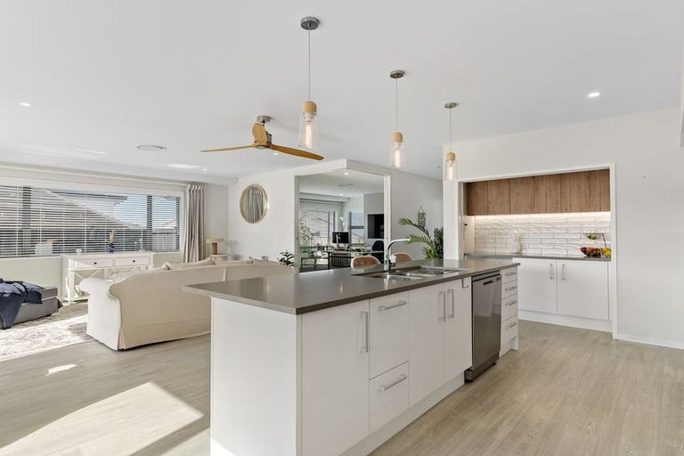 Photo of property in 6 Davey Crescent, Orewa, 0931