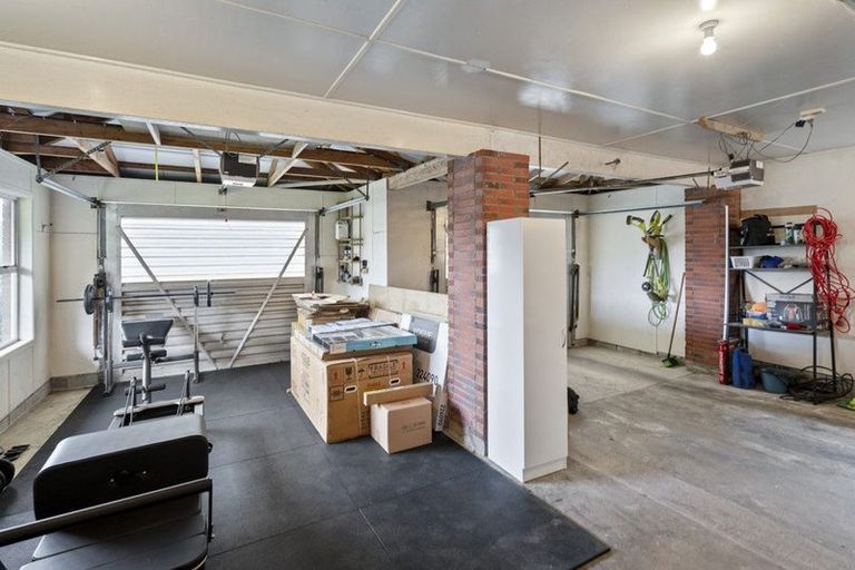 Photo of property in 10 Whitby Place, Westown, New Plymouth, 4310