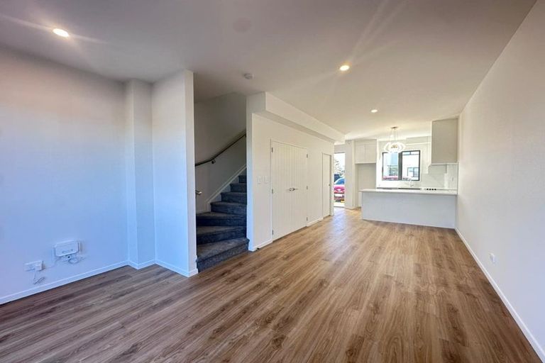 Photo of property in 2/103 Botany Road, Botany Downs, Auckland, 2010