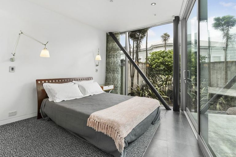 Photo of property in 3b Salmont Place, Kelburn, Wellington, 6012