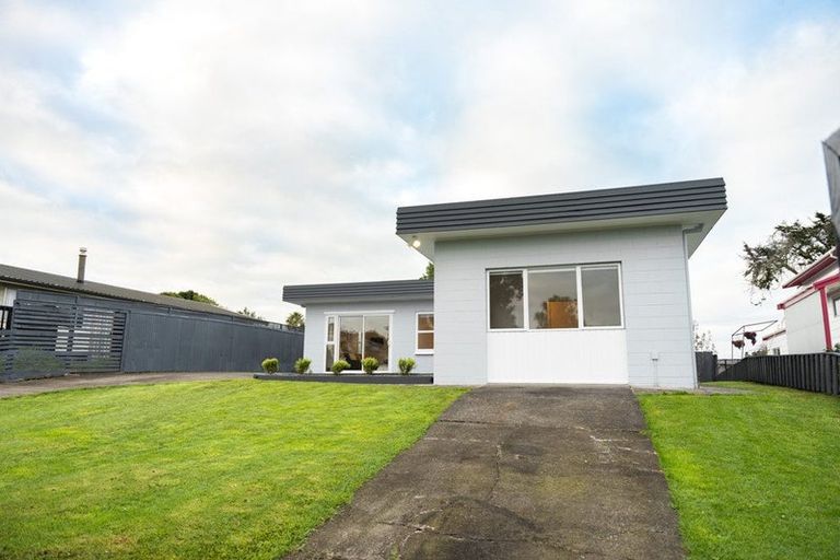 Photo of property in 17 Fernleigh Avenue, Waiuku, 2123
