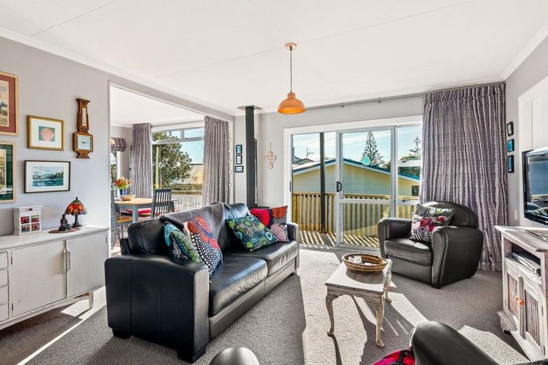 Photo of property in 16 Frances Street, Waikanae Beach, Waikanae, 5036