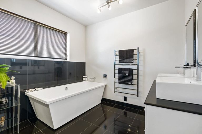 Photo of property in 10 Finn Place, Totara Vale, Auckland, 0629